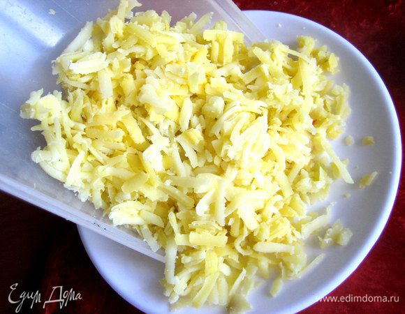 Картофель заранее отварить, остудить, натереть на крупной тёрке.