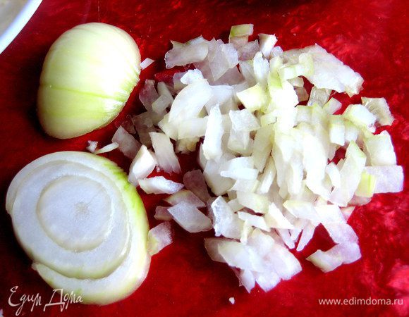 Лук очень мелко покрошить.