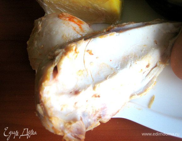 Готовую грудку очистить от кожицы и хрящиков.