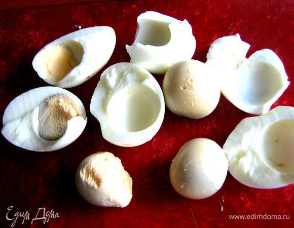 Яйца тоже заранее отварить, отделить белки от желтков.