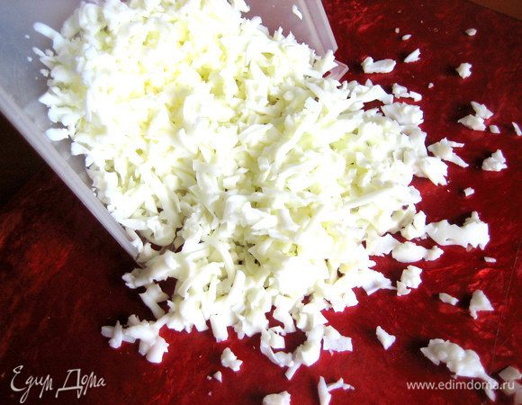 Белки натереть на тёрке (можно на крупной!).
