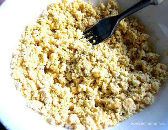 Желтки я обычно разминаю вилкой (на тёрке они только размазываются!).