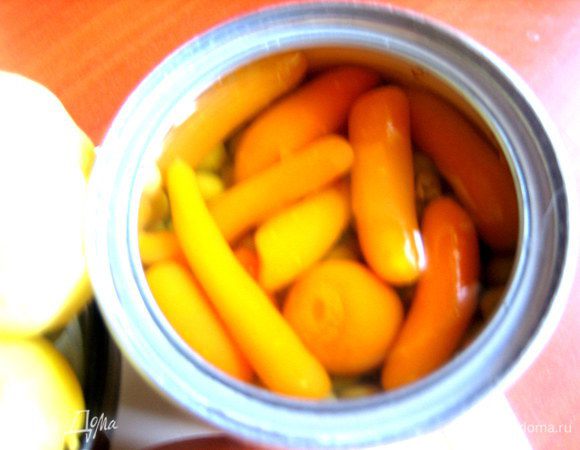 Морковку можно тоже отварить, но у меня опять баночка оказалась (мини горошек+морковка).