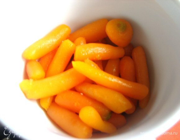 Вылавливаем морковку - это ценная вещь для украшения))) Ну и горошек тоже отправится в салатик отдельным слоем...