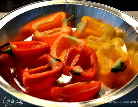 Сбрызнем спреем масляным жаропрочное блюдо или смажем олив.маслом.
Выложим перцы в блюдо и поставим  в разогретую духовку 200 гр. на 5 мин. крупные дольше. 