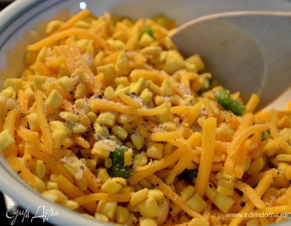 Приготовим начинку. Смешаем  мини-крутоны (у меня израильские), чеснок, халапеньо, сыр. Посолить и поперчить.Сбрызнуть олив.маслом. Перемешать.