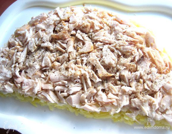 Слой курицы... Если она у Вас отварная - посыпать перцем.