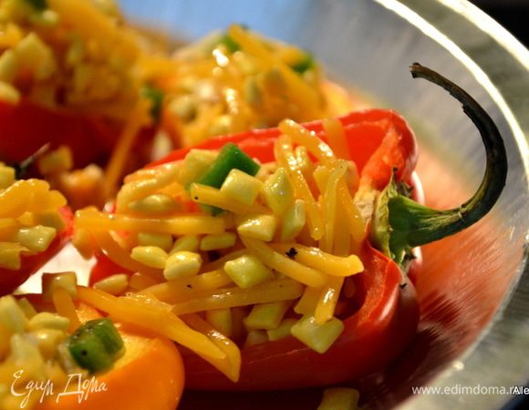 Достанем перцы, выложим в них начинку. Поставим обратно в духовку на 200 гр.10 мин.