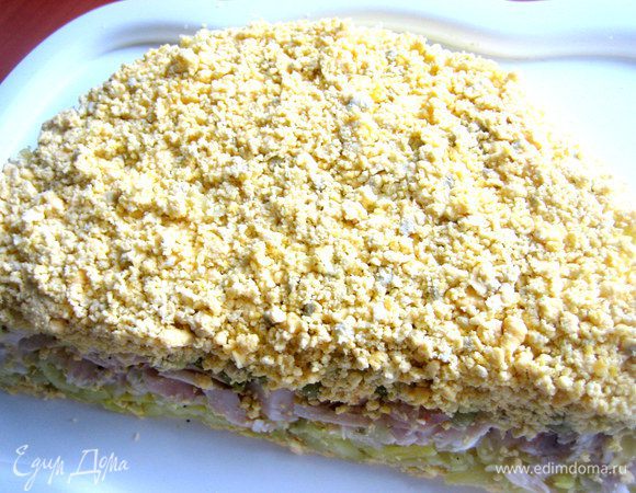 Желтки перетёртые... Каждый слой слегка прижимать ножом.