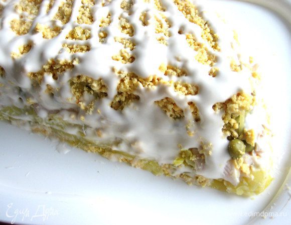 Теперь и сбоку надо промазать майонезом.