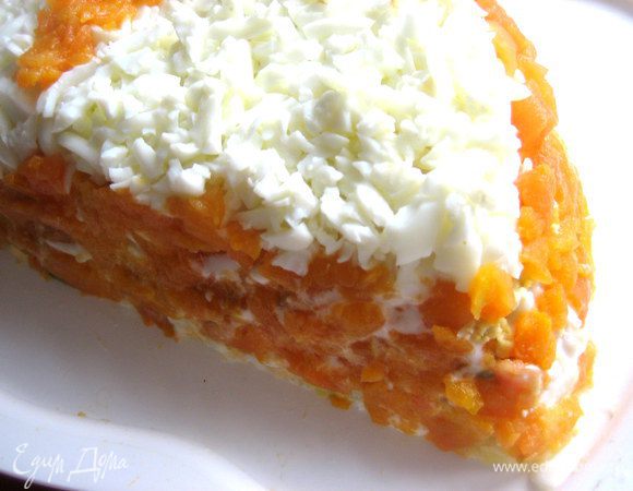 Бока начинаем обмазывать тёртой морковкой при помощи ножа.  Создаём имитацию апельсиновой корки...