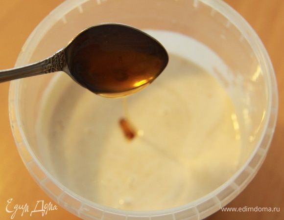 Муку, воду и дрожжи соединить, добавить мёд.