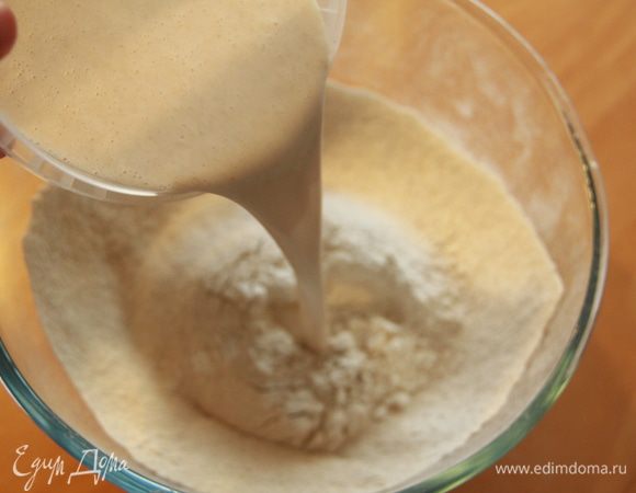 Добавить йогурт и закваску.