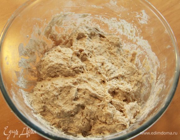Замесить тесто. Оставить на 20-30 минут для автолиза.