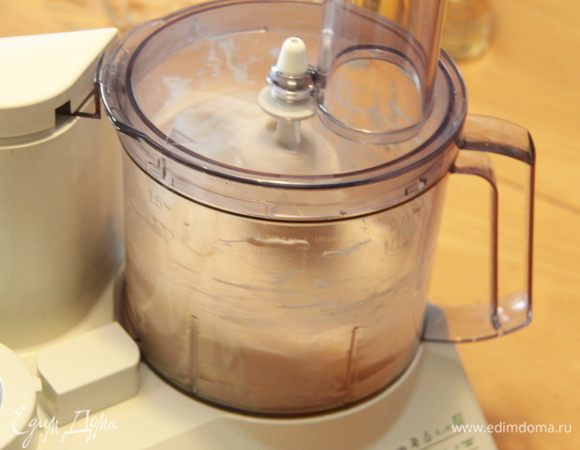 Замесить в комбайне в течение 5 минут.