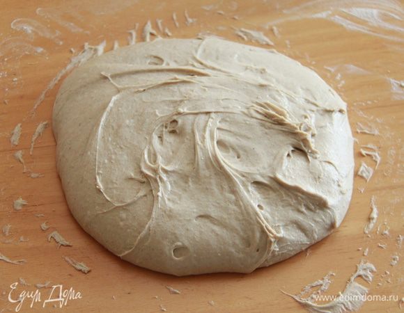 Тесто получается липкое, даже можно сказать, жидковатое, в привычном понимании хлебного теста. Но не спешите подсыпать муку!  Действовать надо старым французским методом: не мять, а растягивать тесто, бросать его, подворачивая, чтобы обогатить воздухом. Через 10-15 минут такой эквилибристики получается гладкое, эластичное тесто, из которого можно формировать батон.
