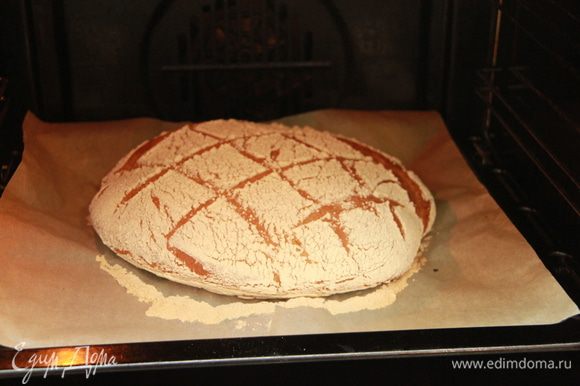 Духовку прогреть до 230*С. Первые 10 минут выпекать хлеб с паром. Затем выпекать при 170*С с конвекцией до готовности (ещё примерно 20 минут).
