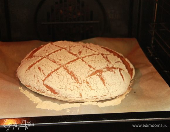 Духовку прогреть до 230*С. Первые 10 минут выпекать хлеб с паром. Затем выпекать при 170*С с конвекцией до готовности (ещё примерно 20 минут).