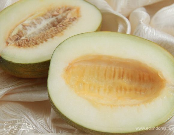 Дыня для цукатов нужна не переспевшая, со слегка зеленоватой коркой. Мне очень нравится дыня сорта "Колхозница", с грубой, шероховатой шкуркой, толстым мясистым краем. Такая подходит для цукатов, потому что у неё есть твёрдая часть мякоти (да, такой вот оксюморон!), которую обычно не едят (просто она не такая мягкая и сладкая). 