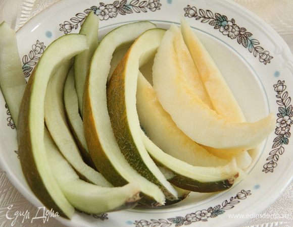  Дыню порезать на дольки. Отделить мягкую часть (ради которой вы собственно и покупали/выращивали дыню).