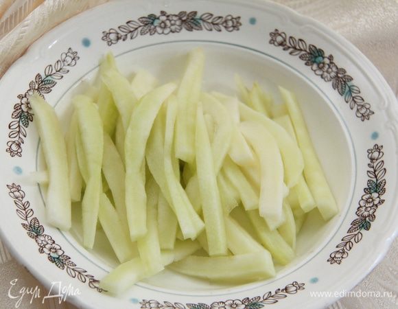 Мягкую часть съесть, а твёрдую мякоть, очищенную от жёсткой кожицы, порезать на небольшие ломтики. 