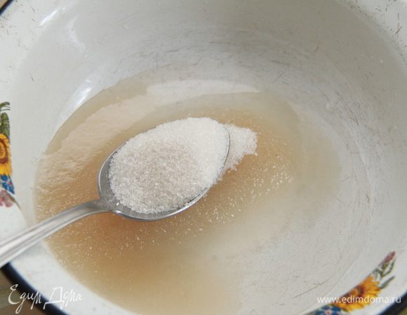 Сварить сахарный сироп. 