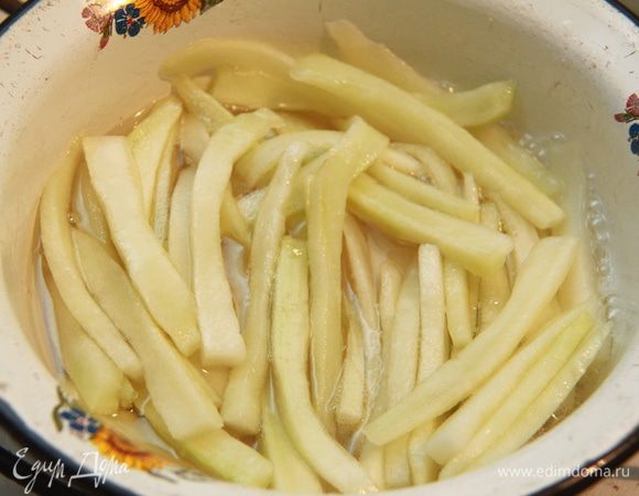 Дынные ломтики опустить в горячий сироп, закипятить и проварить на сильном огне минут 5-7. Полностью остудить. 