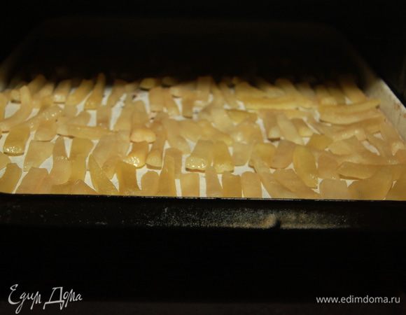 Выложить ломтики на противень, подсушить в духовке при 100*С примерно 1 час (может больше или меньше). 
