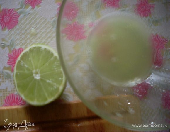 Отжать сок из лаймов. Добавить к нему красный перец, сахар, соевый соус и нарезанную петрушку, растительное или кунжутное масло.
