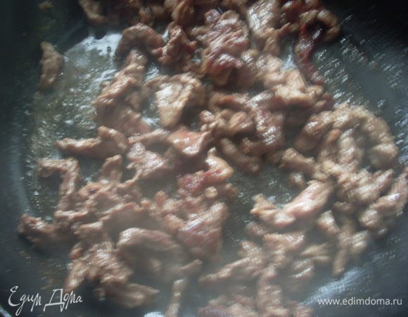 Мелко нарезать на полоски мясо и обжарить на растительном масле. Если говядина жестковата - протушить с водой до полного испарения жидкости до желаемой мягкости.