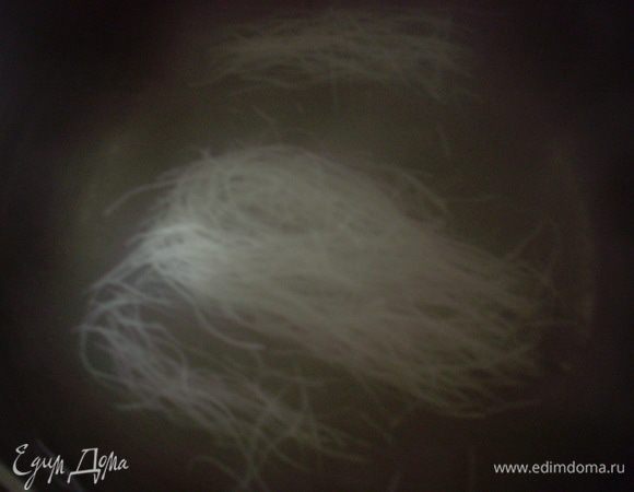 Опустить лапшу в кипяток на 3 минуты, откинуть на дуршлаг (кто любит более упругую - можно поменьше). Мне нравиться в таком состоянии - лучше смешивается с остальными ингредиентами. 