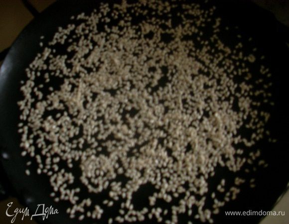 Обжарить на сухой сковороде кунжут (я использую блинную).