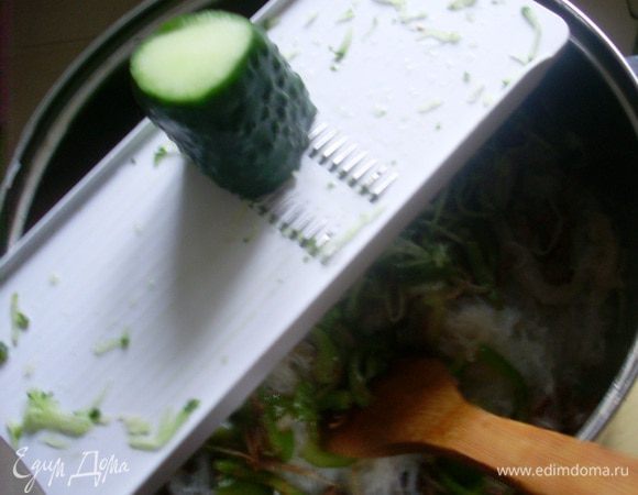 Смешать горячую лапшу, мясо, кунжут и заправку, натереть на корейской терке огурец. Все перемешать, попробовать. Если нужно, добавить сок лайма, соевый соус.