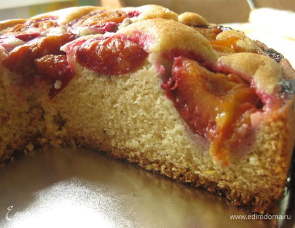 Добавить мучную смесь в масляную, быстро перемешать.
Смазать маслом и присыпать мукой форму. Выложить тесто в форму, разровнять. Выложить на тесто половинки слив.
Выпекать около 40 минут, смотрите сами, зубочистка должна выходить сухой! Остудить пирог в форме в течение 15 минут.

Кардамон со сливами очень вкусное и ароматное сочетание! Всем очень рекомендую! Приятного аппетита!!!