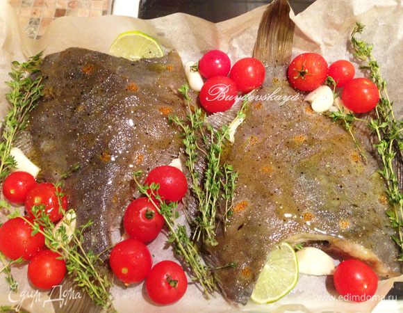 В жабры камбалы вложить дольки  лимона, вокруг рыбы выложить чеснок (слегка раздавленный ножом), помидорки черри, свежий тимьян и розмарин (по желанию). Посолить и поперчить сверху, равномерно полить рыбу оливковым маслом.