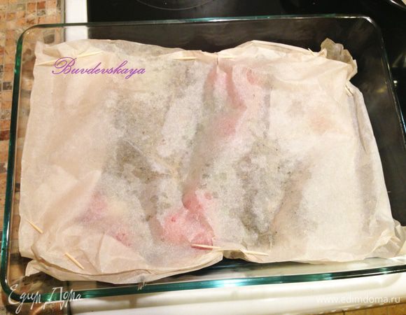 Плотно завернуть в пергамент, края скрепить зубочистками. Поставить форму с рыбой в духовку на 20 минут при температуре 180 градусов. Выложить рыбу на тарелку вместе с запеченными черри, чесноком (по желанию), дольками свежего лимона и веточками тимьяна. ENJOY !