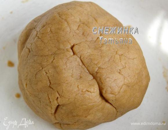 Масло смешиваем с кипятком и наливаем в муку. Вымешиваем тесто. Оно получается мягким, приятным на ощупь, немного пластичным. Накрываем тесто и оставляем на 30 минут. Я оставила на столе, прикрыв миской, в которой замешивала тесто.