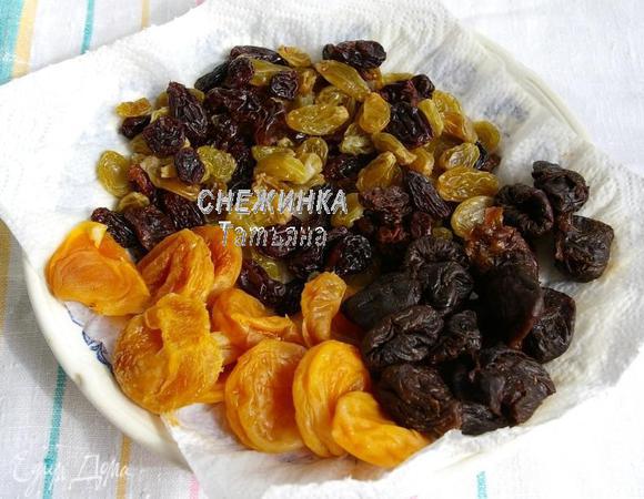 Для начинки сухофрукты на пару минут заливаем кипятком. Затем хорошо моем и обсушиваем на бумажном полотенце.