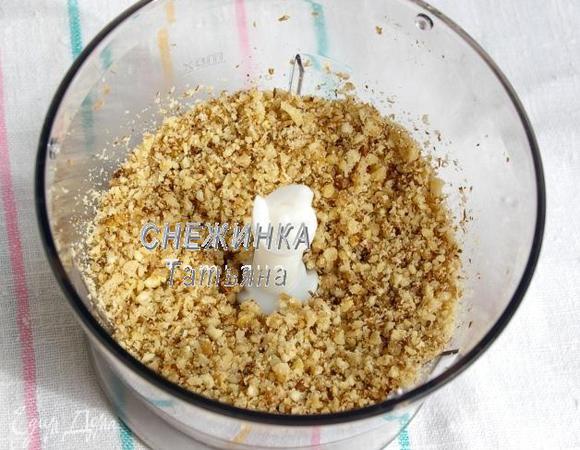 Орехи измельчаем, величина зависит от Вашего вкуса, можно оставить кусочки побольше, можно совсем мелко измельчить.