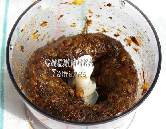 Затем в блендер отправляем сухофрукты и измельчаем до состояния однородной пасты. Можно прокрутить сухофрукты через мясорубку.