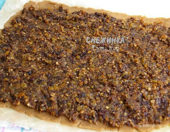 Распределяем начинку, сверху немного оставляем место.