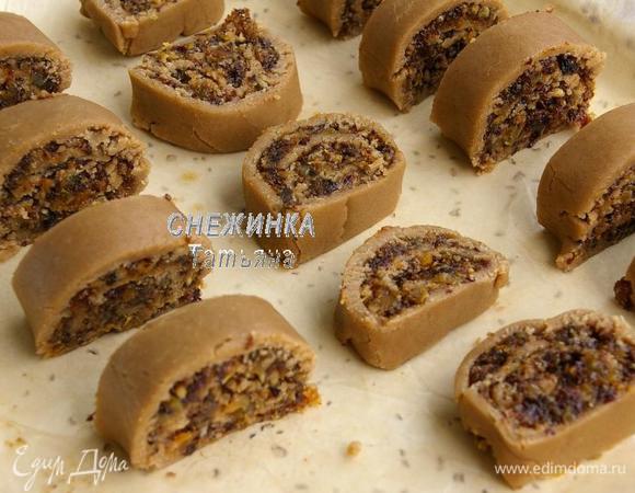 Нарезаем рулет на печенье, шириной 1-1,5 см. Укладываем на противень на ту же бумагу, на которой раскатывали тесто. Часть печений я оставила стоять, часть положила.

