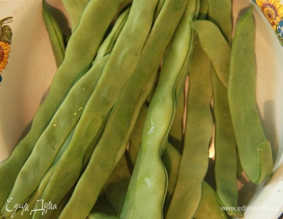 Фасоль желательно брать свежую, с грядочки, молодую, у которой ещё не образовались так называемые усики (это когда на разломе стручка вытягивается  нить), вымыть, порезать на кусочки 2-3 см.