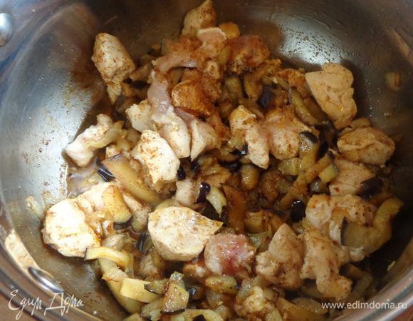 В кастрюле с толстым дном, в которой далее будет вариться суп, обжарить лук и нарезанный мелкими кубиками баклажан. Когда овощи немного зазолотятся, положить нарезанное небольшими кусочками куриное филе и тоже обжарить,  насыпав все ваши любимые специи. У меня была арабская смесь, а от себя добавила толченые зерна кориандра и чуть-чуть мускатного ореха.