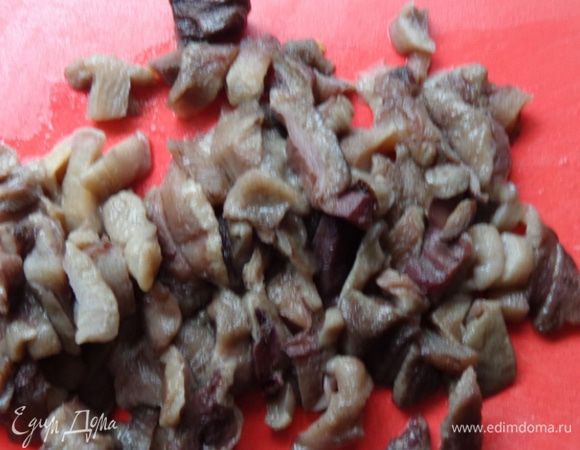 Отдельно поджарить грибы с луком и чесноком (вот она, русская мелодия!) и добавить их в кастрюлю.