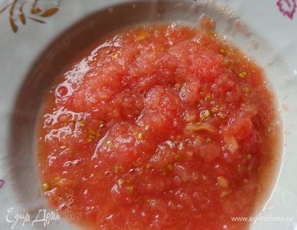 Натереть два помидора, шкурки удалить и получившийся сок влить к овощам и мясу.
