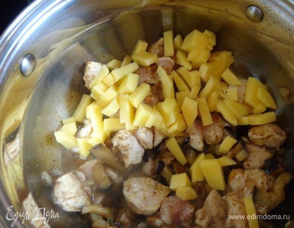 В конце обжарки добавить нарезанную кубиками картошку и залить все это водой.