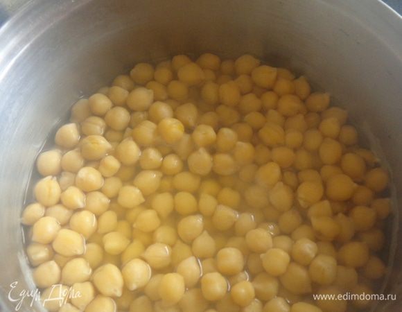 Накануне замочить на ночь нут, утром слить воду, залить свежую и сварить его отдельно. Для супа понадобится половина нута.
 Из другой половины я сделала хумус, измельчив горох с растительным маслом, лимонным соком, чесноком, солью, перцем  и водой, в которой варился нут.