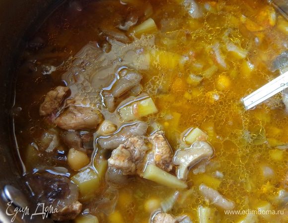 Когда картошка будет готова, добавить вареный нут, посолить, поперчить, по желанию положить толченые орехи.  Поварить все вместе еще несколько минут, выключить газ и дать настояться хотя бы полчаса.