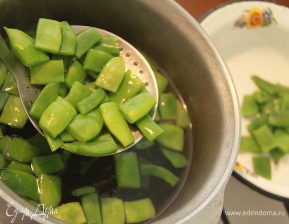 Отварить в кипящей подсоленной воде. У меня на это ушло 5 минут!